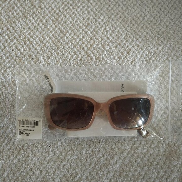 BRAND NEW WOMENS VALENTINO RECTANGULAR SUNGLASSES - NUDE COLOR WITH CARVED ROSES main image 7